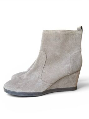 EVOLVE by ease spirit, ladies suede ankle booty excellent condition size 10